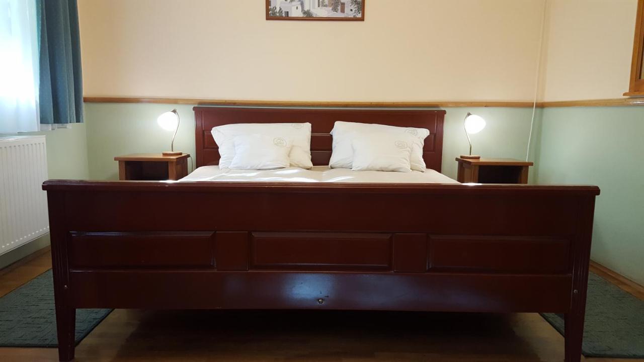 Laetitia Panzio Bed & Breakfast Kaposvar Exterior photo
