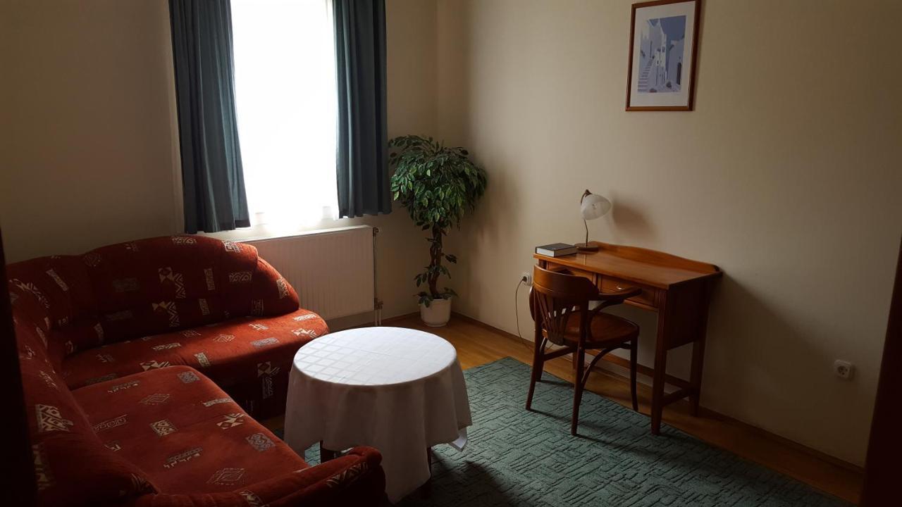 Laetitia Panzio Bed & Breakfast Kaposvar Exterior photo